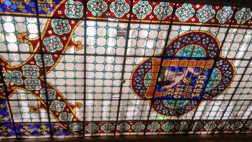 La vetrata con l'ex libris della Lello e Irmao, «Decus in labore»